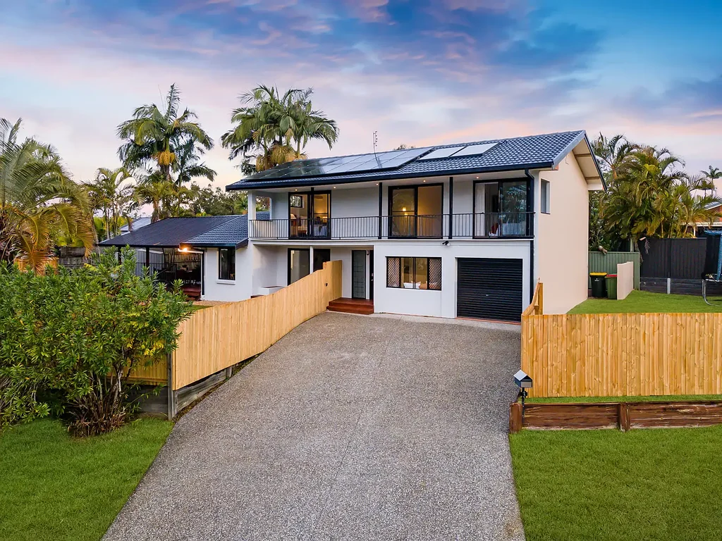 Helensvale 4 Bedroom Spacious Family Living with Dreamy Outdoor Entertaining