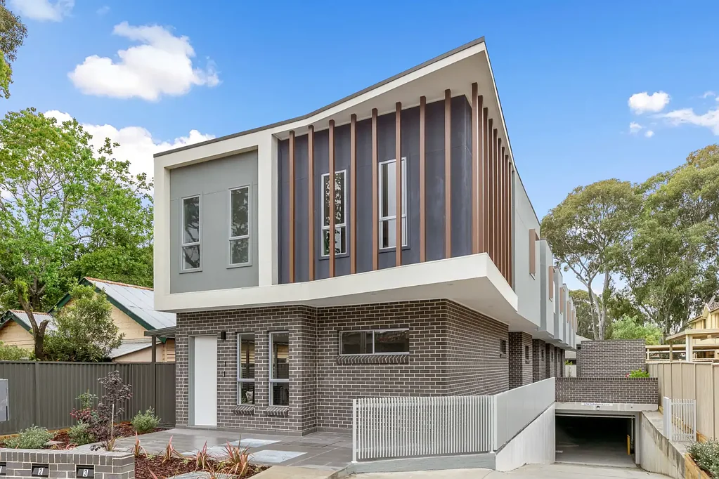 Toongabbie 3房 CBD黄金地段 3分钟至车站 商店近在咫尺 设计师打造 高层挑高 宽敞明亮 3房LED灯私人庭院 欧式厨房 NBN就绪 地下停车 大后院中央空调 安全便利生活。 Secure, Stylish, and Convenient - Townhouse in Prime Toongabbie Location