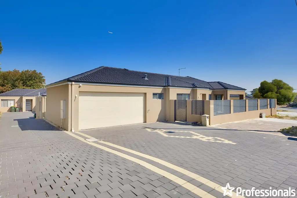Balga 3Kwarto Investor alert! Street frontage - built 2017 - 3x2x2!