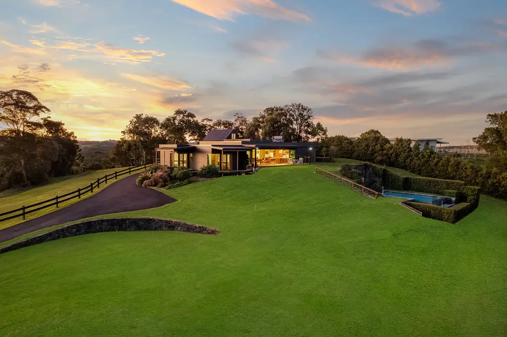 Broken Head 6 Bedroom Exclusive Ridgeline Retreat with Breathtaking Ocean Views