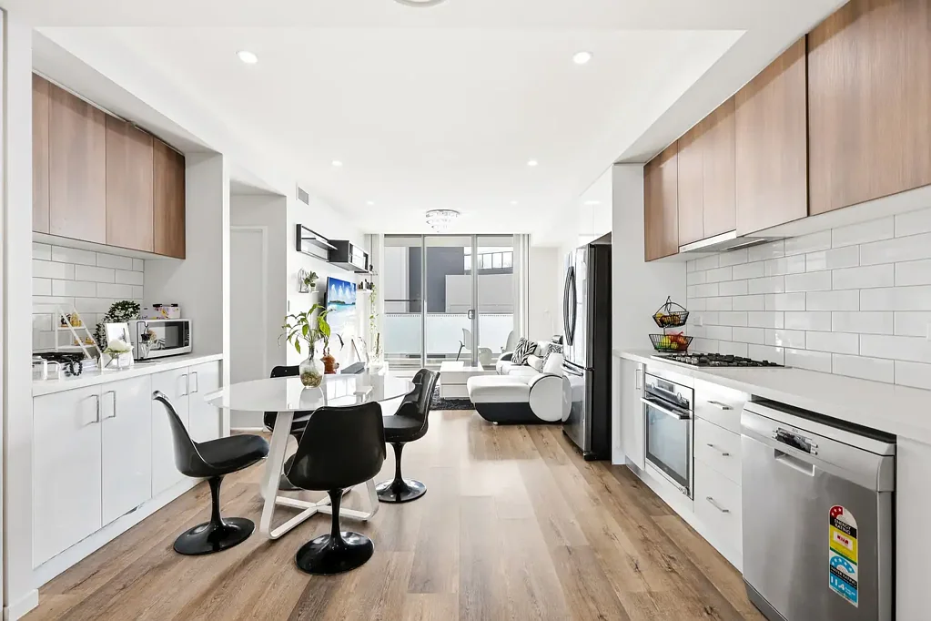 Wentworthville 2Zimmer North-Facing, Sun-Drenched Apartment with Two Balconies, Exceptional Cross-Ventilation & Outstanding Convenience
