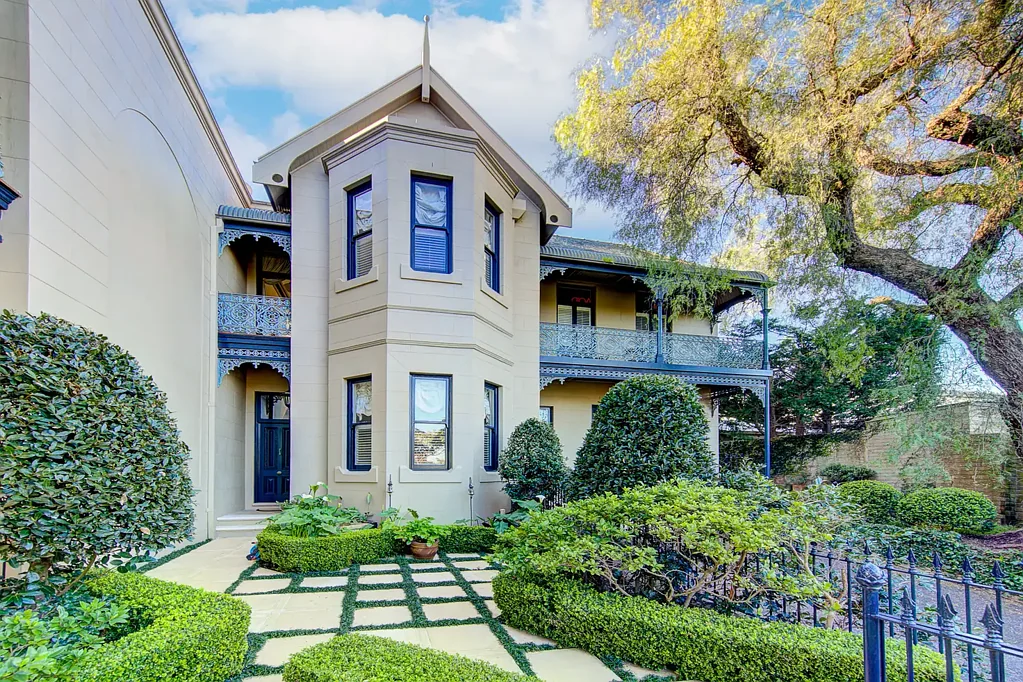 Mosman 3房 Mosman Village中心 优雅住宅 高天花板 自然采光充沛 开放式厨房 岛式设计 四卧四卫 双车位 步行便利 学区房 Stunning Terrace, Perfect Northerly Aspect