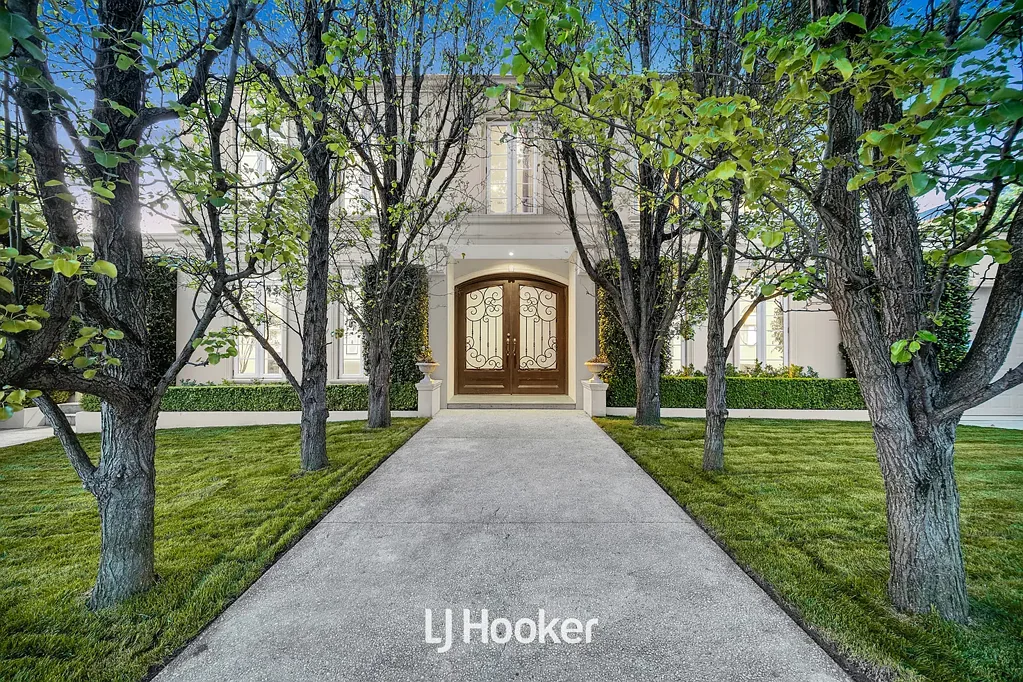 Berwick 4房 法式田园风格 709平米宽绰地块 多功能书房 室外泳池娱乐 优越地理位置 Grand Family Living with Poolside Entertaining!