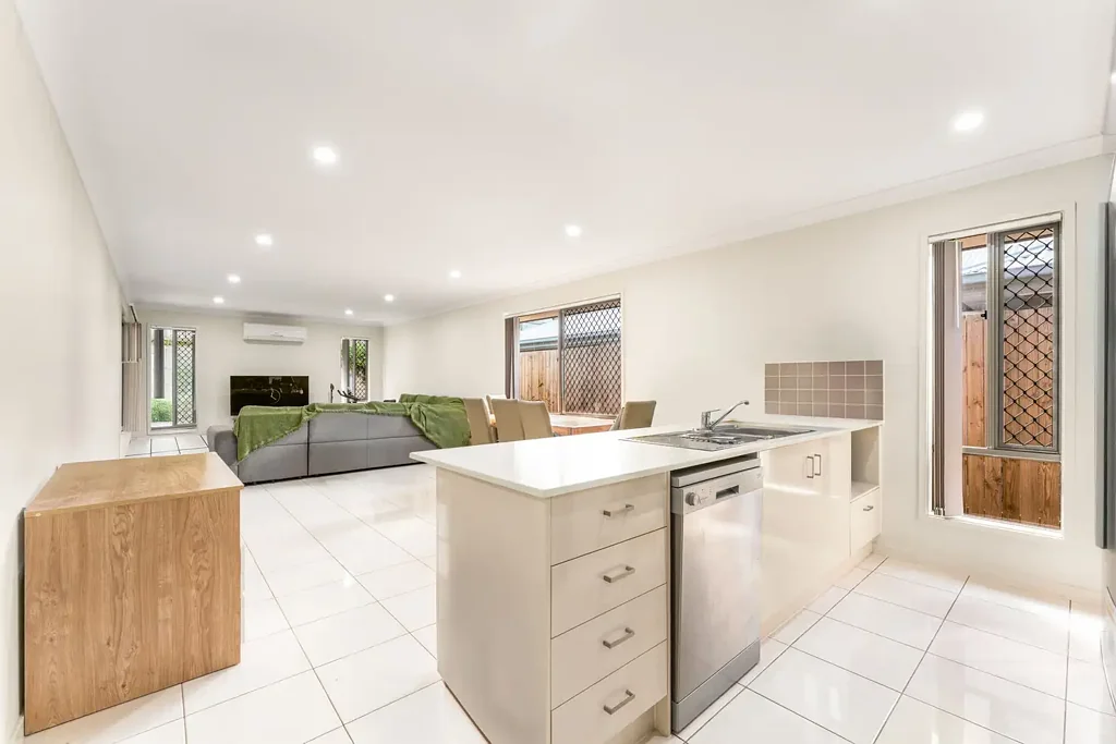 Yarrabilba 3chambre RECENTLY UNEMPLOYED OWNER - LOOKING TO SELL ASAP - LOW MAINTENANCE INVESTMENT