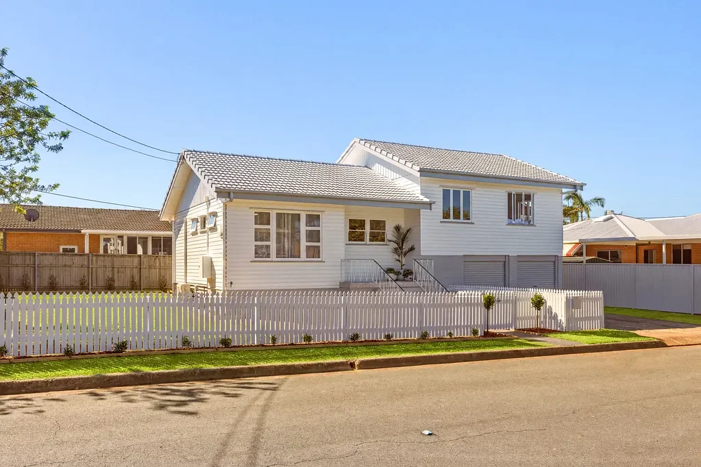 Redcliffe 3房 为轻松海滨生活而精心改造 Beautifully Reimagined for Effortless Coastal Living