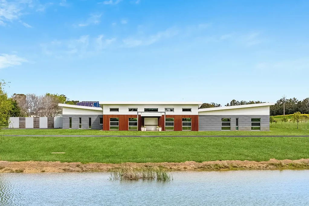 Bordertown 5房  A SUBSTANTIAL ARCHITECT-DESIGNED FAMILY ESTATE WITH RESORT-SCALE ENTERTAINING AND RECREATION