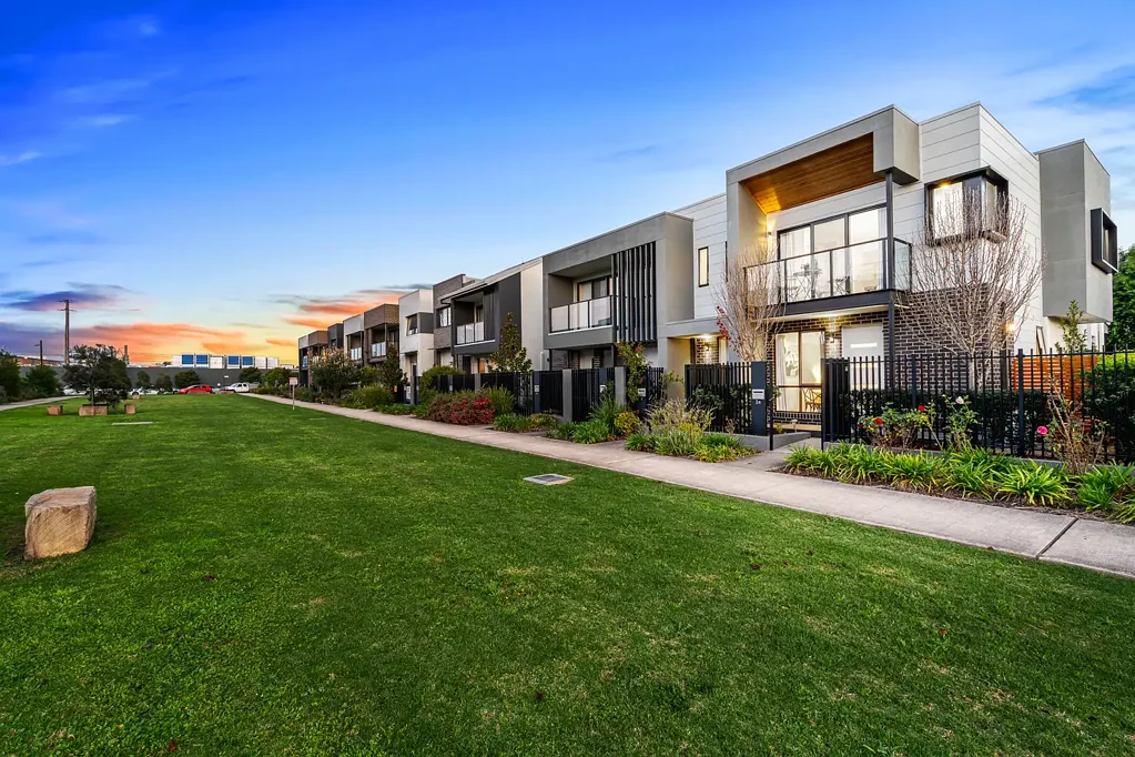 Blacktown 4房 住宅与独立工作室（双重）机会，坐拥如画湖景 Home & Studio (Dual) Opportunity with Picturesque Lake Views