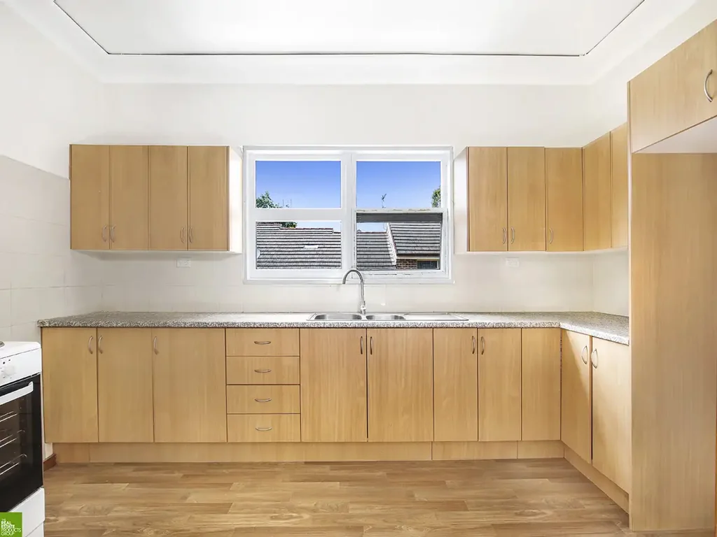 Extra-Large 4-Bedroom Unit in West Wollongong