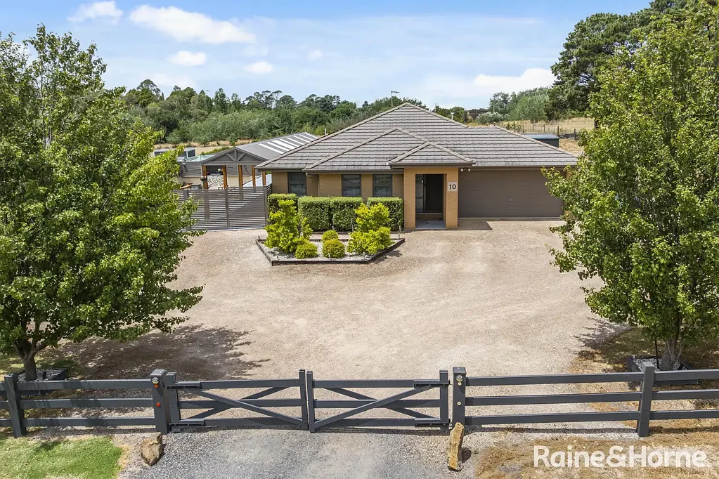 Riddells Creek 5房  Expansive Family Living on 4,433sqm (Approx.) - Pool, Solar & Semi-Rural Serenity