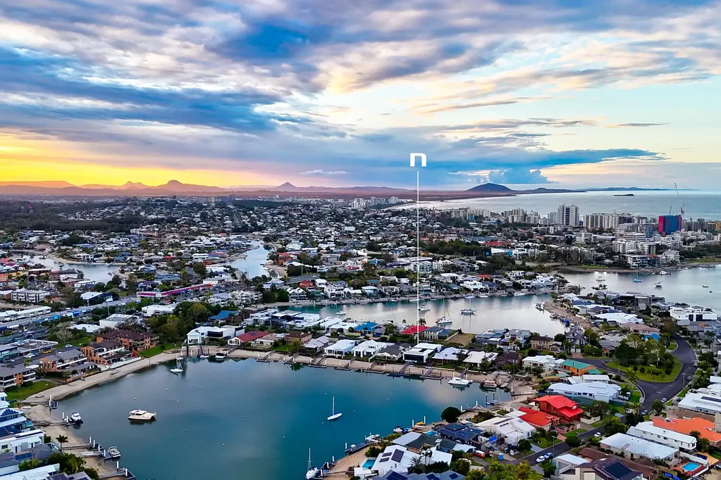 Mooloolaba 4部屋 TIGHTLY HELD DEEPWATER MOOLOOLABA - OWNERS HAVE NOW RELOCATED AND WILL CONSIDER ALL SERIOUS OFFERS!