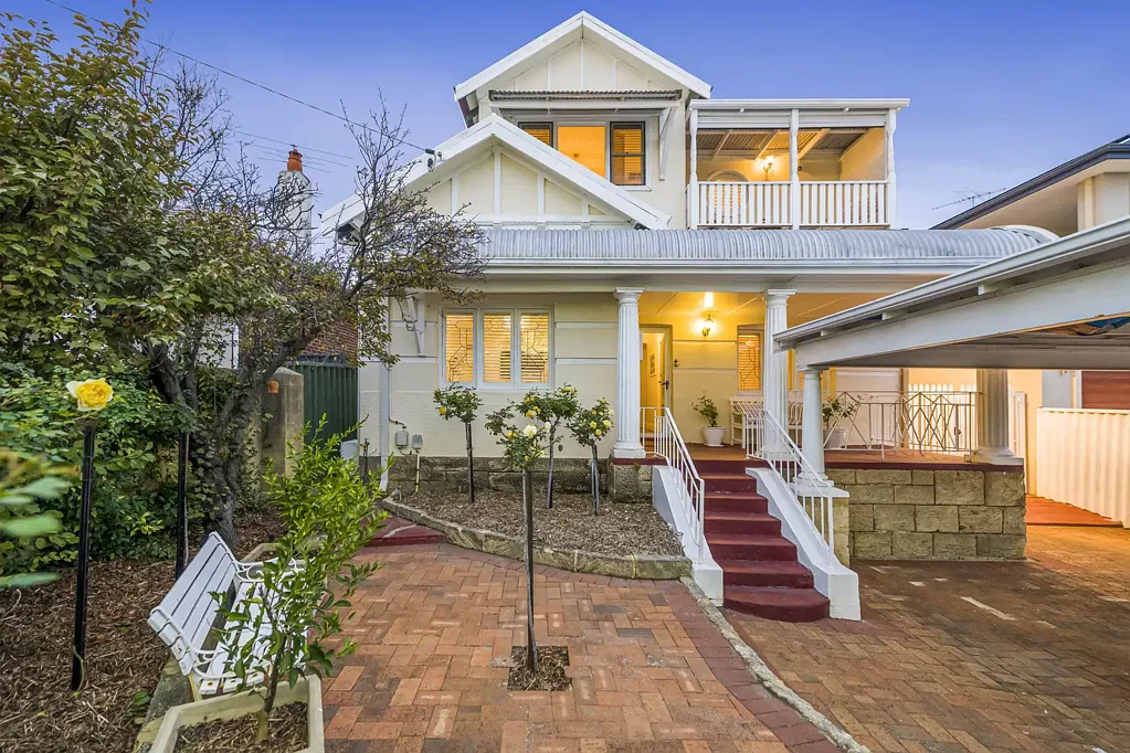 Kensington 5ห้องนอน Character Charm with Stunning City Views