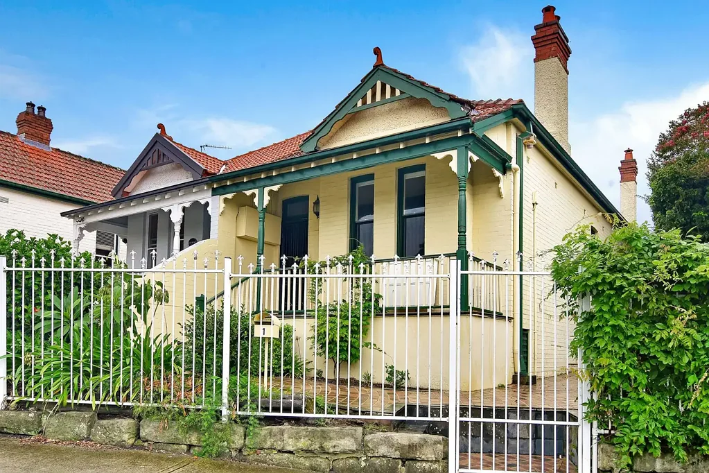 STYLISH AND SPACIOUS SEMI IN PRIME MOSMAN LOCATION