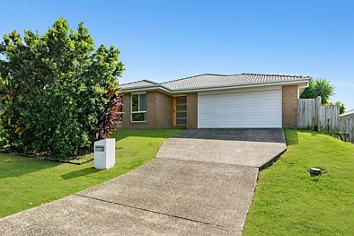Pimpama 4 Bedroom Modern Living with Room for the Whole Family