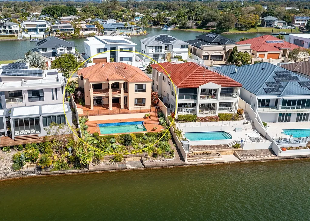 Benowa 5બેડરૂમ Luxury Family Residence with Breathtaking Lake & Skyline Views