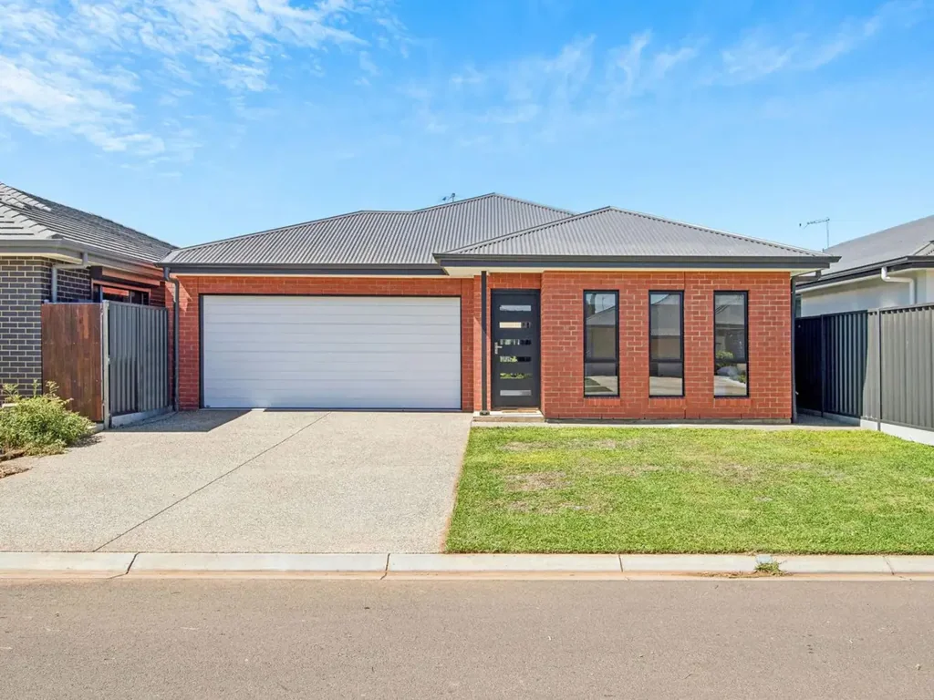 Spacious & Modern 4-Bedroom Family Home in Prime Virginia Lo