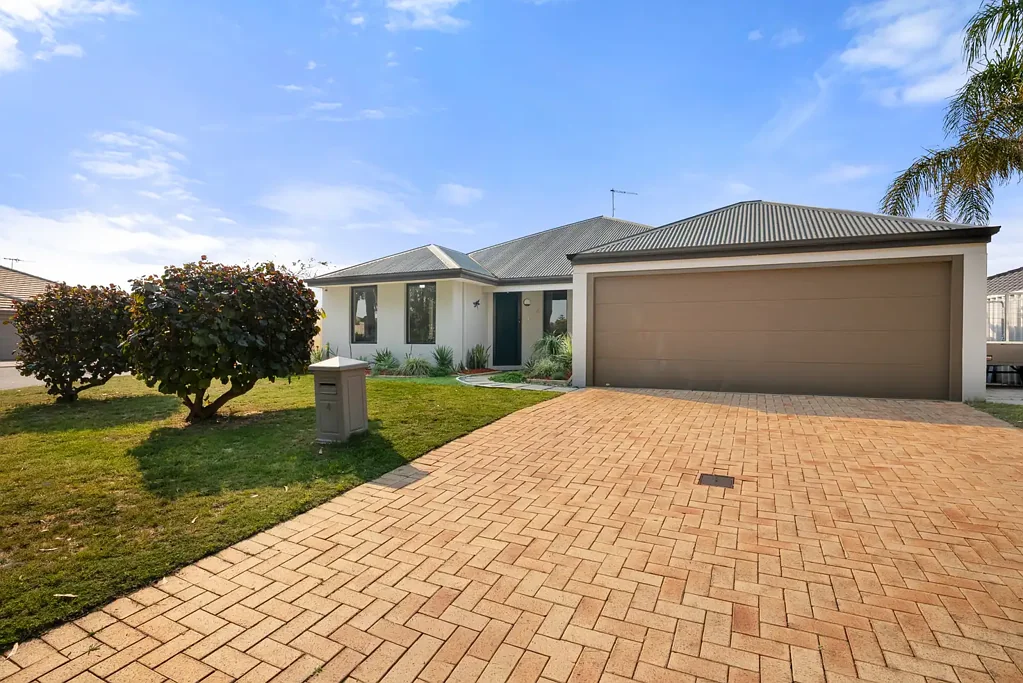 Secret Harbour 3ਬੈੱਡਰੂਮ Modern living in a prime Secret Harbour location.