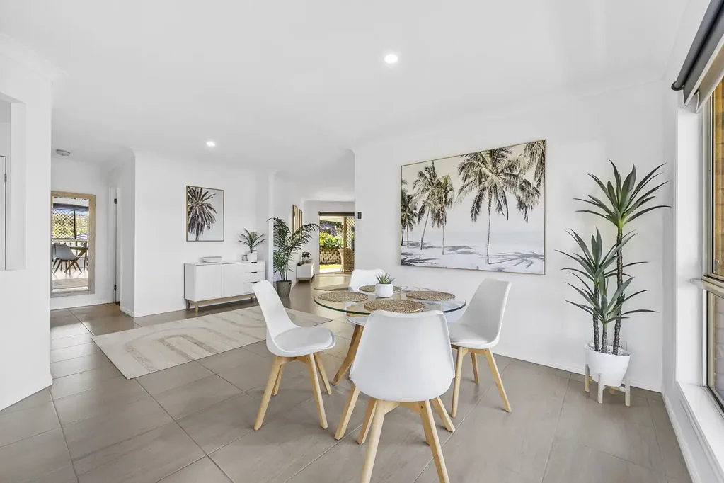 Maudsland 4 Slaapkamer RENOVATED, ELEVATED & READY TO SELL - EXCEPTIONAL VALUE IN A QUIET CUL-DE-SAC