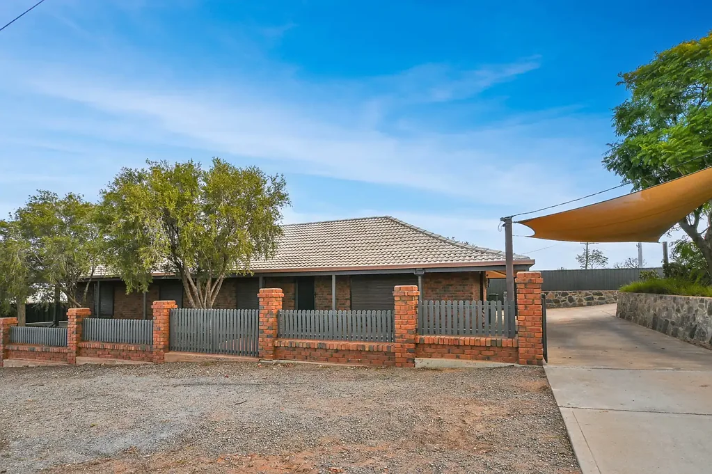 Broken Hill 4ਬੈੱਡਰੂਮ FOUR BEDROOMS, TWO BATHROOMS