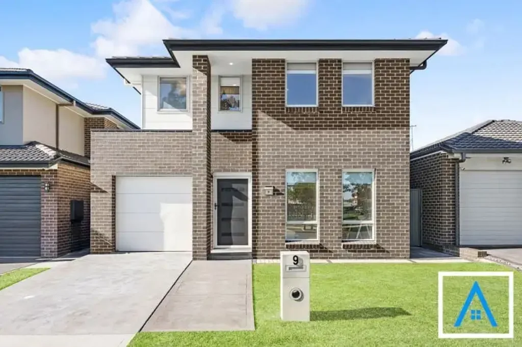 Denham Court 5침실 Premium Family Living Opposite Parkland – No Front Neighbours!
