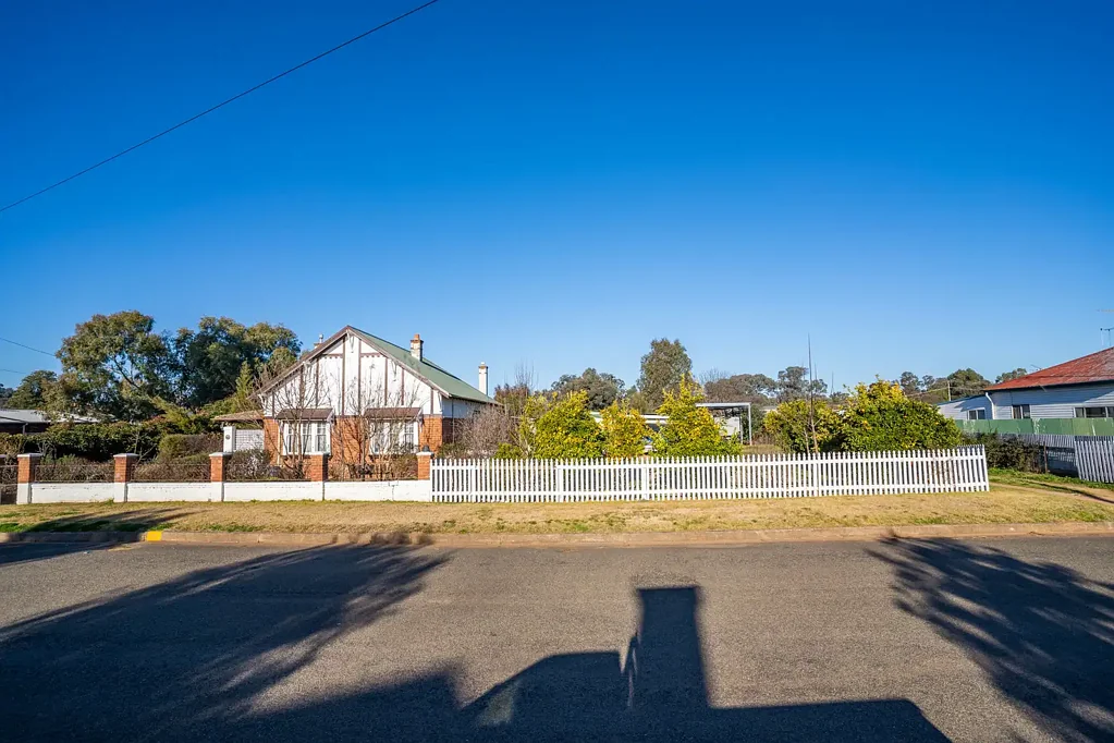 Cowra 4 Bedroom Investors take note! Heritage home in prime position close to town!