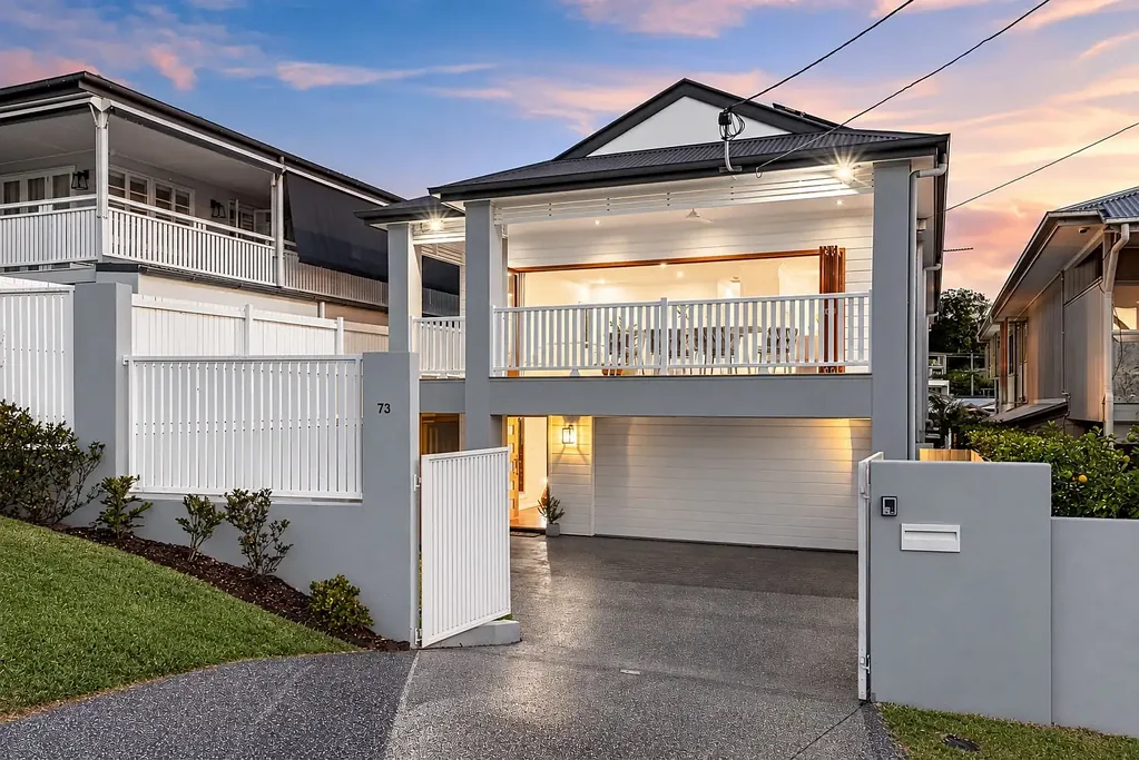 Coorparoo 5Zimmer City Views. Sunset Entertaining. Exceptional Family Living.
