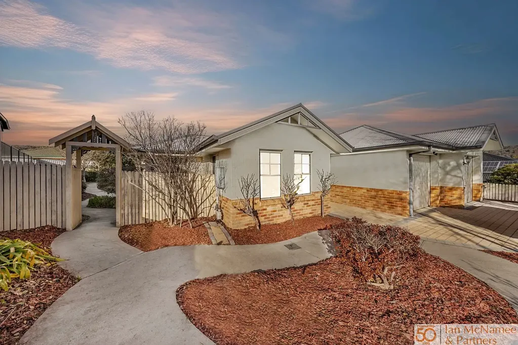 64 Stonehaven Circuit, Queanbeyan, NSW 2620