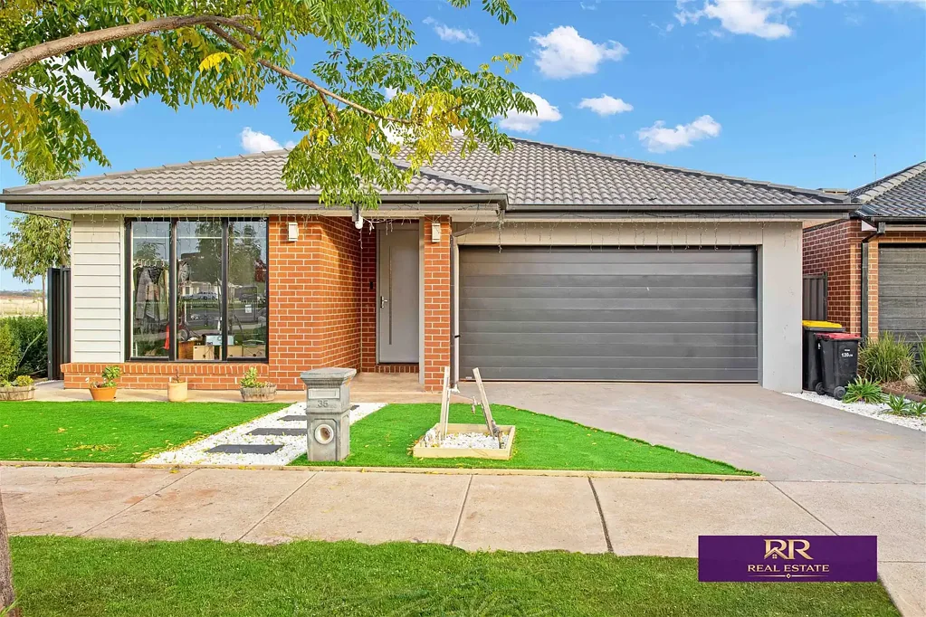 Strathtulloh 5Kwarto Immaculate Family Home | Rented At $560 per week | Landscaped  | Walk to Cobblebank Train station