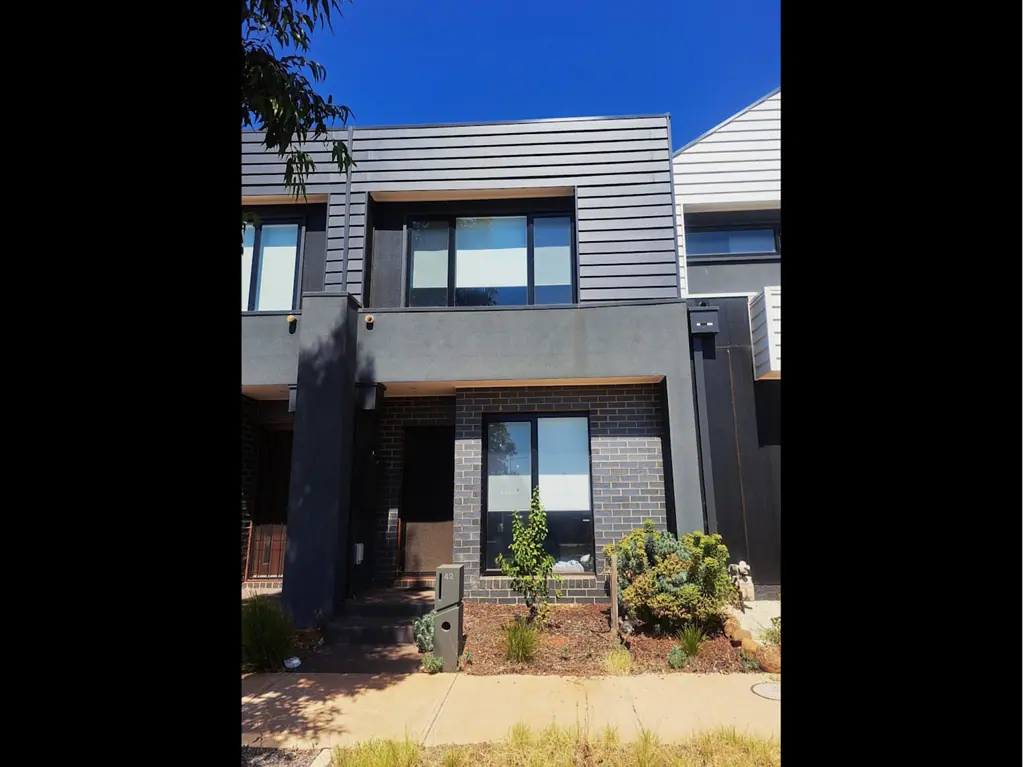Thornhill Park 2Moenga CONTEMPORARY TOWNHOUSE DELIGHT
