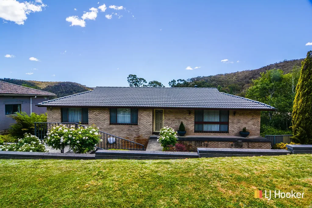 Lithgow 3 Slaapkamer An Immaculate Family  Home on 1214 Square Metres