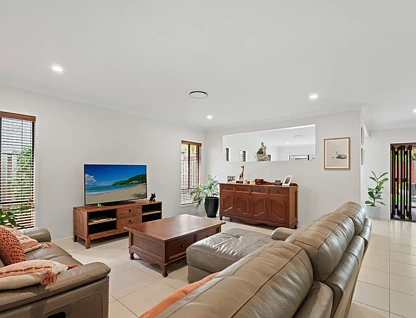 18 Faraday Crescent, Pacific Pines, QLD 4211, 4房, 2浴, House