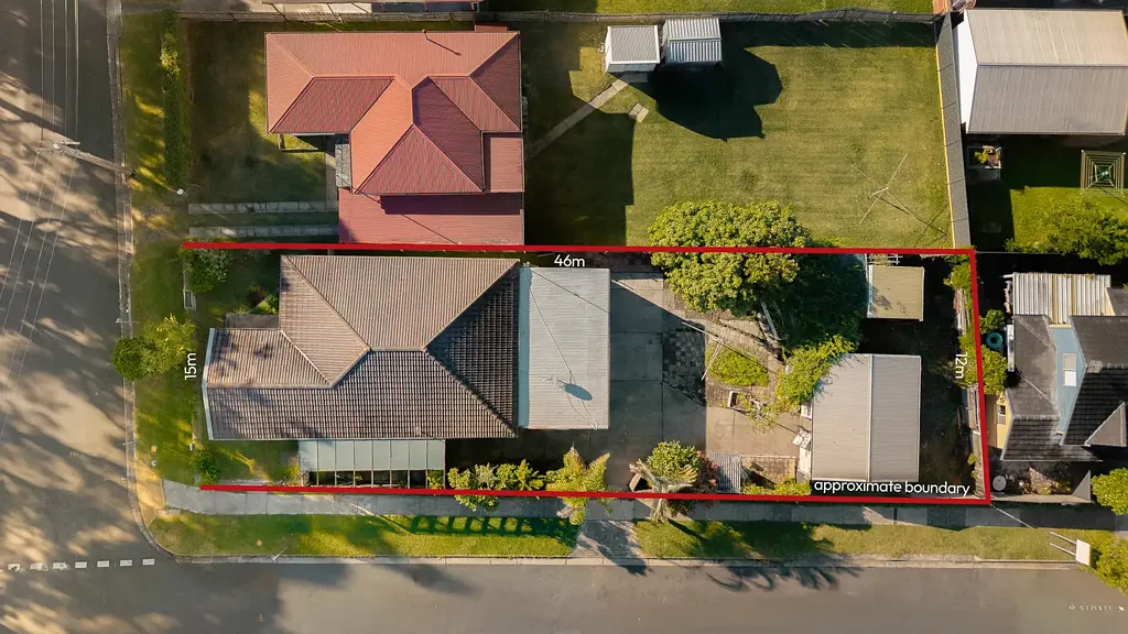 East Corrimal 4房 East Corrimal黄金地段 641m²街角地块 R3区划 双收入潜力 卓越重建空间 靠近海滩学校交通 ENDLESS OPPORTUNITY!