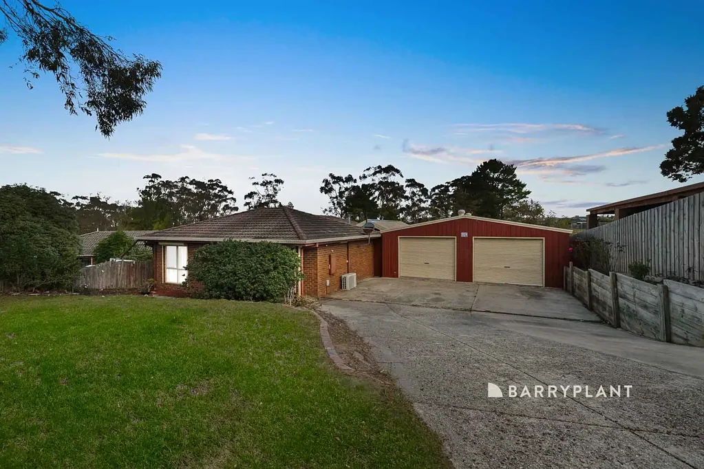Pakenham 3 Bedroom Cozy Living Meets Huge Garage!