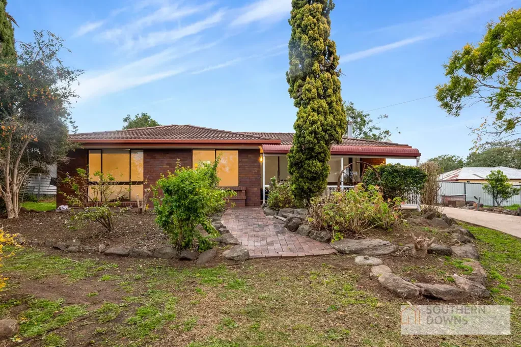 Killarney 3कमरा FRESHLY UPDATED HOME ON ELEVATED BLOCK – MOUNTAIN VIEWS  - UNDER OFFER