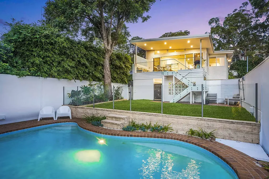 Caringbah South 5房 Port Hacking湾景 607㎡宁静地块 高耸raked天花板 精致厨房设计 豪华主卧套房 游泳池娱乐空间 自然采光充沛 精心布置草坪 Architectural Coastal Sanctuary with Serene Port Hacking Views