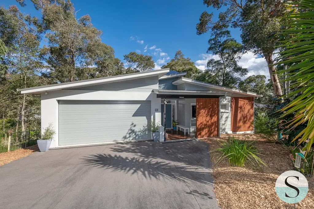 Murrays Beach 4房  Architecturally designed, & custom built, yet priced below many project homes here. Virtually all on one level with side access for a boat or van!