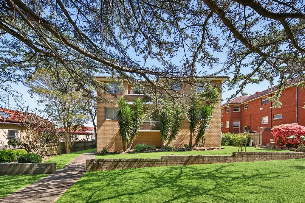 Ashfield 8房 蓝筹地段多单元 815sqm广阔土地 稳定租金回报 开发潜力巨大 交通购物便利 Block of Strata-Titled Apartments To Be Sold in One Line, Set in New LMR Zoning