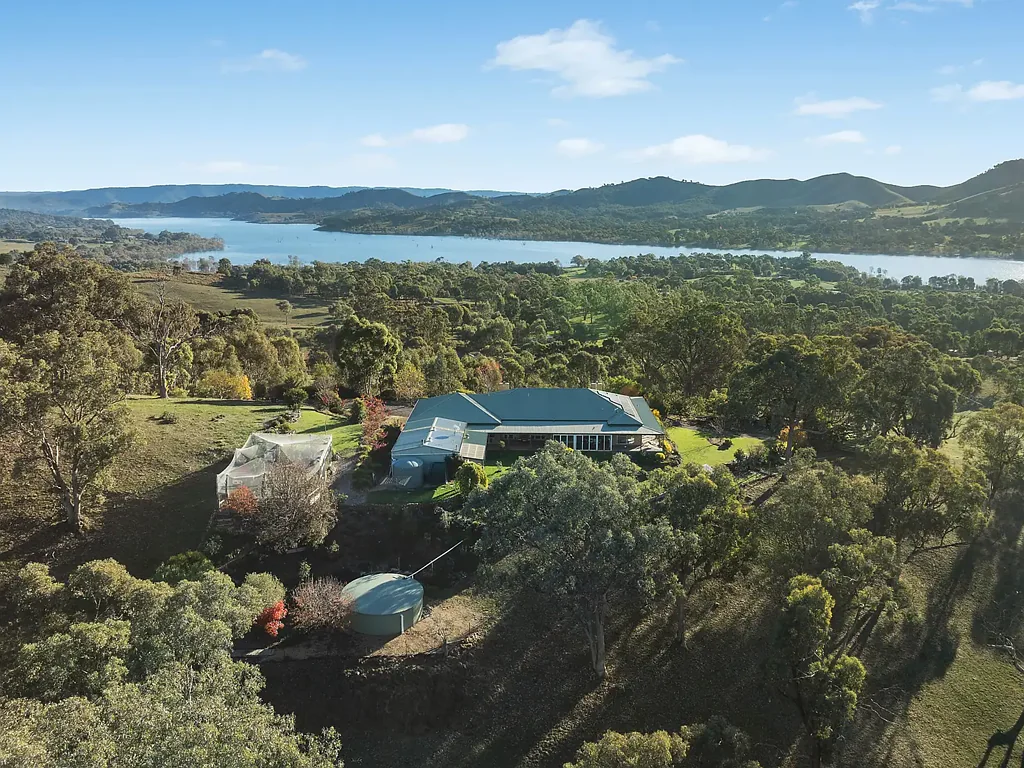 Mansfield 4 Bedroom 60 acre oasis less than 10 minutes from town...with beautiful lake views!
