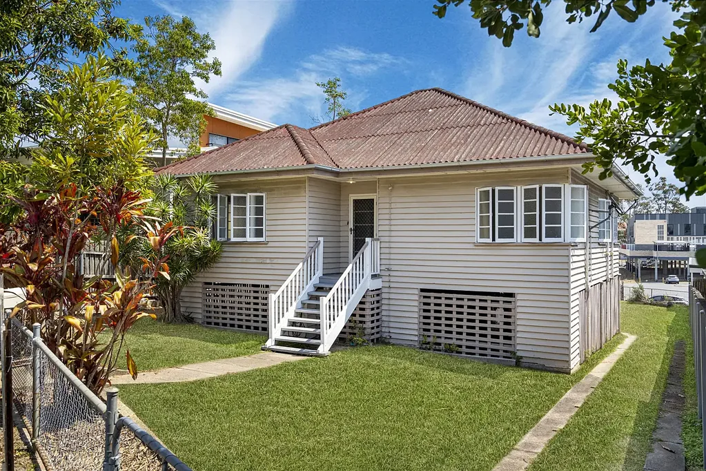 Fully Air Conditioned Charming Queenslander close to everything!