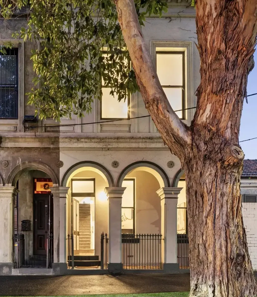 South Melbourne 3Kwarto Period Elegance in a Coveted Lakeside Locale