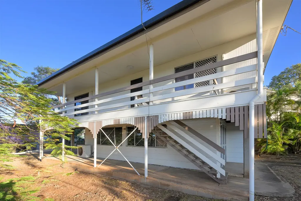 West Gladstone 3房  Comfort, Convenience & Classic Charm on a Spacious Block