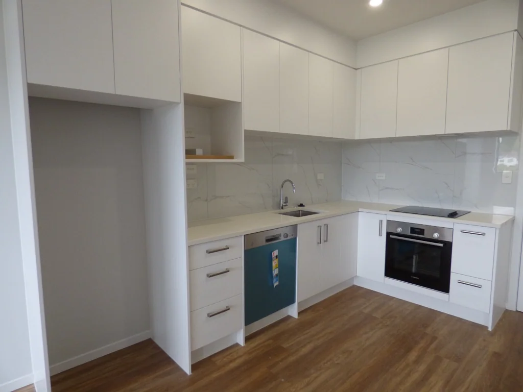 Spacious 1 Bedroom Apartment. with Carpark