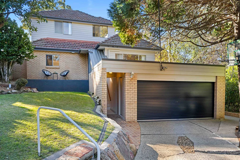 Thornleigh 4房 为现代生活翻新，朝北后院家庭住宅，完美连接火车、商店和学校 Renovated for today, north-to-rear family living, perfectly connected to rail, shops and schools