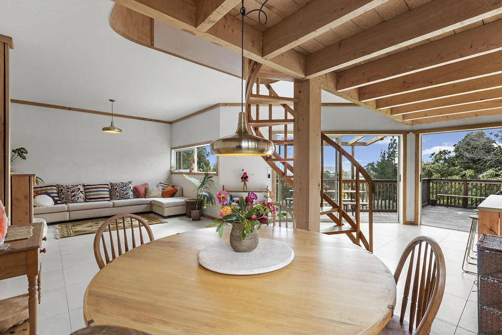 Raglan 3房  Coastal Lifestyle Living Right in Town