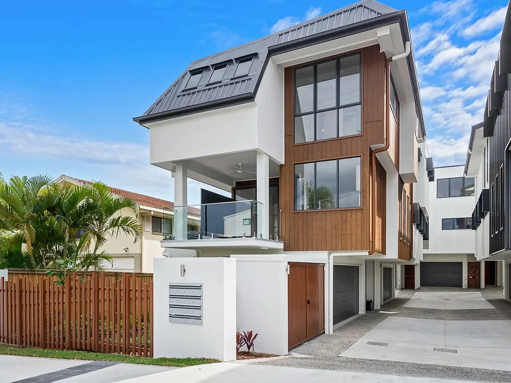 MODERN TOWNHOUSE IN GREAT YERONGA LOCATION!