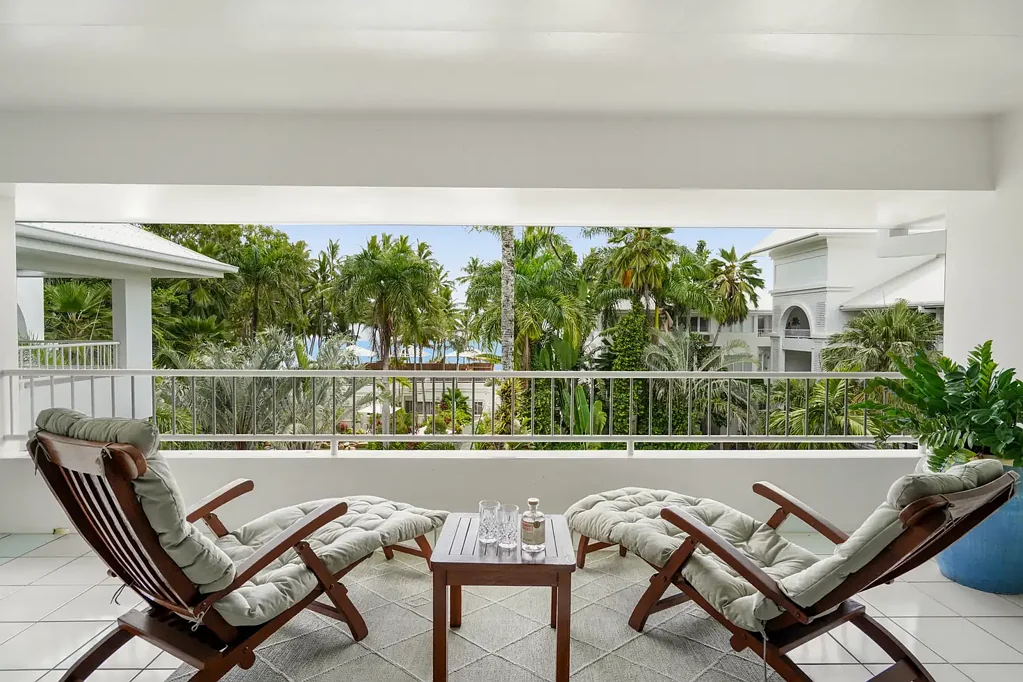 Palm Cove 2房  Oversized beachfront living with pool and ocean glimpses at Alamanda Resort