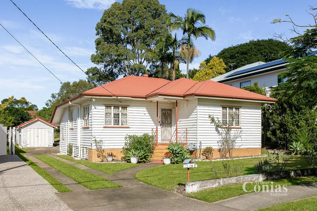 Enoggera 2房 稀缺机会，759平米原始战后住宅，翻新潜力（STCA） 邻近Enoggera Train Station，便捷出行 靠近公园商店，生活便利 Oakleigh Primary School和Everton Park State High School招生范围内。 Post-War on a Spacious 759sqm Block
