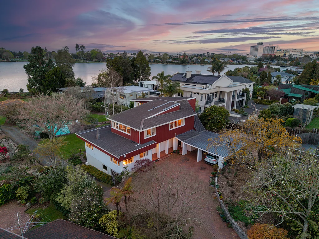 Hamilton Lake 5 Slaapkamer Once-in-a-Lifetime Lakefront Opportunity