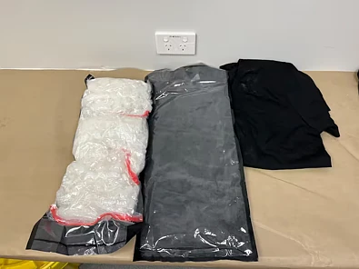 市价上千万！奥克兰机场逮捕2名旅客，行李箱查见63公斤毒品！