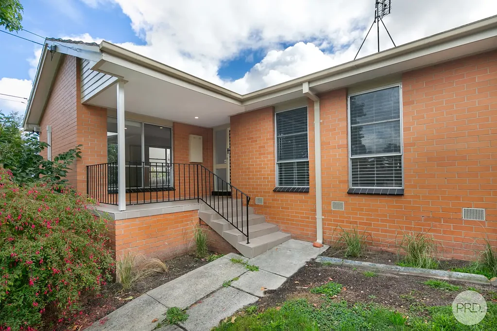 LITTLE GEM IN QUIET CRT IN GOLDEN POINT!