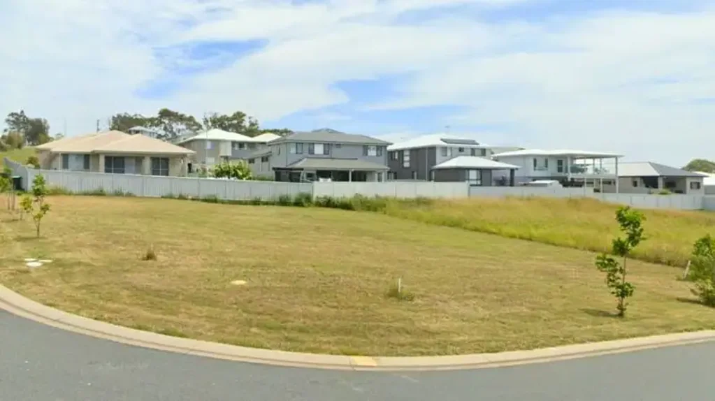 Diamond Beach Coastal 847m² homesite steps to school & beach